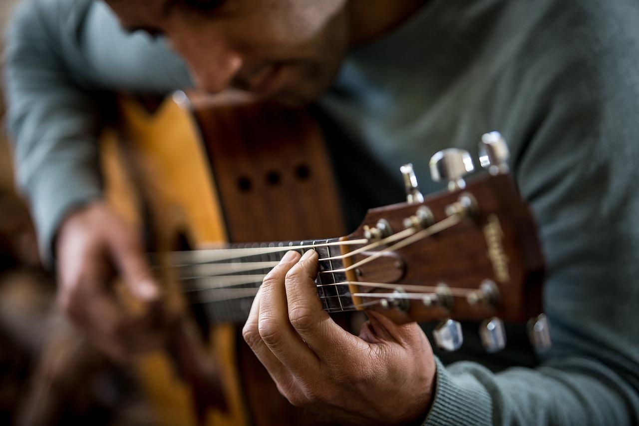 Comment apprendre la guitare facilement grâce aux cours en ligne